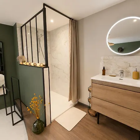 Ecrin De - Maison De En Hypercentre De - Rénovée En 2026 Très Bien équipée Décoration Soignée Et Contemporaine Terrasse Aménagée 3 2 Wc 2 Salle D'eau - 3 Ventilateurs- Parking Gratuit à Proximité à 10 Mn Plages Du Débarqu Casa de Férias Bayeux