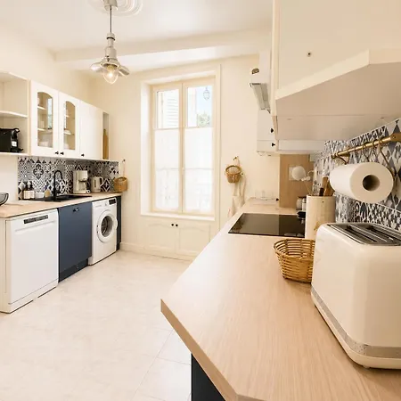 Nyaraló Ecrin De - Maison De En Hypercentre De - Renovee En 2026 Tres Bien Equipee Decoration Soignee Et Contemporaine Terrasse Amenagee 3 2 Wc 2 Salle D'eau - 3 Ventilateurs- Parking Gratuit A Proximite A 10 Mn Plages Du Debarqu Bayeux