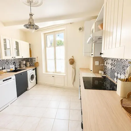 Casa de Férias Ecrin De - Maison De En Hypercentre De - Rénovée En 2026 Très Bien équipée Décoration Soignée Et Contemporaine Terrasse Aménagée 3 2 Wc 2 Salle D'eau - 3 Ventilateurs- Parking Gratuit à Proximité à 10 Mn Plages Du Débarqu *