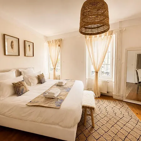 Casa de Férias Ecrin De - Maison De En Hypercentre De - Rénovée En 2026 Très Bien équipée Décoration Soignée Et Contemporaine Terrasse Aménagée 3 2 Wc 2 Salle D'eau - 3 Ventilateurs- Parking Gratuit à Proximité à 10 Mn Plages Du Débarqu *