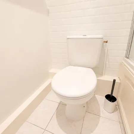 Casa de Férias Ecrin De - Maison De En Hypercentre De - Rénovée En 2026 Très Bien équipée Décoration Soignée Et Contemporaine Terrasse Aménagée 3 2 Wc 2 Salle D'eau - 3 Ventilateurs- Parking Gratuit à Proximité à 10 Mn Plages Du Débarqu