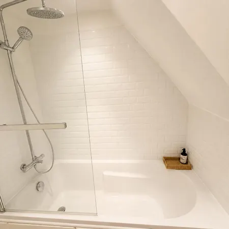 Casa de Férias Ecrin De - Maison De En Hypercentre De - Rénovée En 2026 Très Bien équipée Décoration Soignée Et Contemporaine Terrasse Aménagée 3 2 Wc 2 Salle D'eau - 3 Ventilateurs- Parking Gratuit à Proximité à 10 Mn Plages Du Débarqu