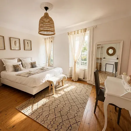 Casa de Férias Ecrin De - Maison De En Hypercentre De - Rénovée En 2026 Très Bien équipée Décoration Soignée Et Contemporaine Terrasse Aménagée 3 2 Wc 2 Salle D'eau - 3 Ventilateurs- Parking Gratuit à Proximité à 10 Mn Plages Du Débarqu *