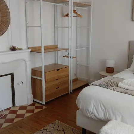 Ecrin De - Maison De En Hypercentre De - Rénovée En 2026 Très Bien équipée Décoration Soignée Et Contemporaine Terrasse Aménagée 3 2 Wc 2 Salle D'eau - 3 Ventilateurs- Parking Gratuit à Proximité à 10 Mn Plages Du Débarqu Casa de Férias Bayeux