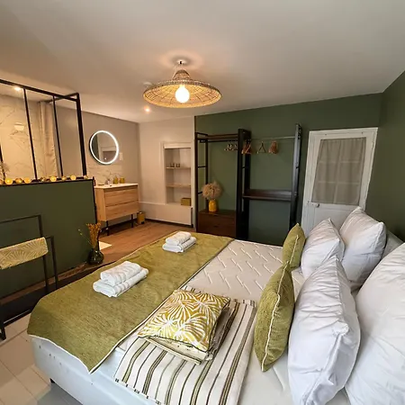 Nyaraló Ecrin De - Maison De En Hypercentre De - Renovee En 2026 Tres Bien Equipee Decoration Soignee Et Contemporaine Terrasse Amenagee 3 2 Wc 2 Salle D'eau - 3 Ventilateurs- Parking Gratuit A Proximite A 10 Mn Plages Du Debarqu