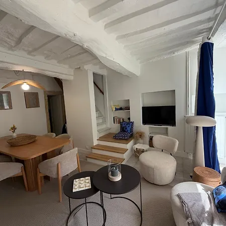 Casa de Férias Ecrin De - Maison De En Hypercentre De - Rénovée En 2026 Très Bien équipée Décoration Soignée Et Contemporaine Terrasse Aménagée 3 2 Wc 2 Salle D'eau - 3 Ventilateurs- Parking Gratuit à Proximité à 10 Mn Plages Du Débarqu