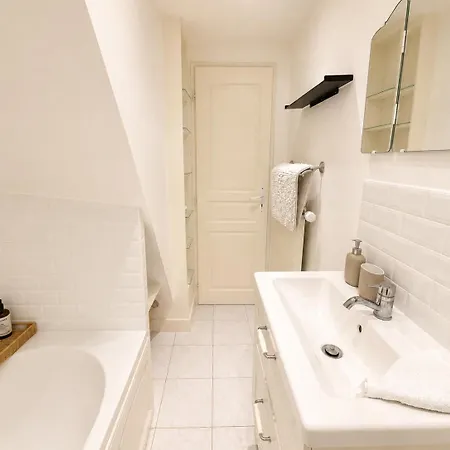Ecrin De - Maison De En Hypercentre De - Rénovée En 2026 Très Bien équipée Décoration Soignée Et Contemporaine Terrasse Aménagée 3 2 Wc 2 Salle D'eau - 3 Ventilateurs- Parking Gratuit à Proximité à 10 Mn Plages Du Débarqu Casa de Férias