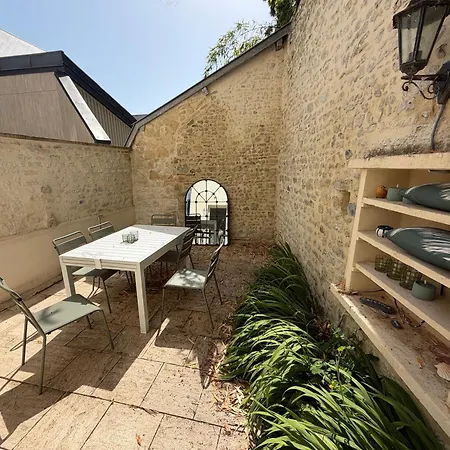 Ecrin De - Maison De En Hypercentre De - Renovee En 2026 Tres Bien Equipee Decoration Soignee Et Contemporaine Terrasse Amenagee 3 2 Wc 2 Salle D'eau - 3 Ventilateurs- Parking Gratuit A Proximite A 10 Mn Plages Du Debarqu Bayeux