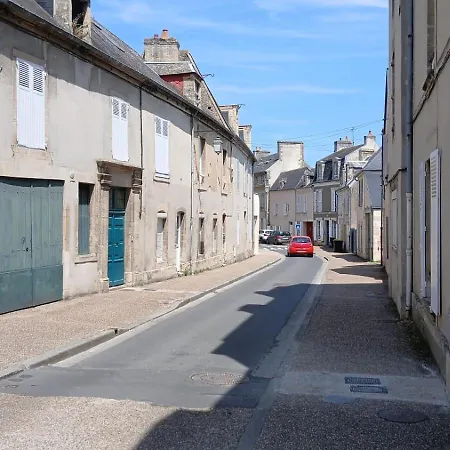 Nyaraló Ecrin De - Maison De En Hypercentre De - Renovee En 2026 Tres Bien Equipee Decoration Soignee Et Contemporaine Terrasse Amenagee 3 2 Wc 2 Salle D'eau - 3 Ventilateurs- Parking Gratuit A Proximite A 10 Mn Plages Du Debarqu