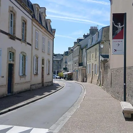 Casa de Férias Ecrin De - Maison De En Hypercentre De - Rénovée En 2026 Très Bien équipée Décoration Soignée Et Contemporaine Terrasse Aménagée 3 2 Wc 2 Salle D'eau - 3 Ventilateurs- Parking Gratuit à Proximité à 10 Mn Plages Du Débarqu Bayeux