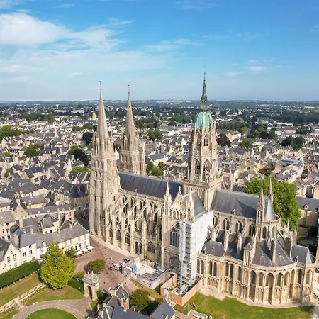 Ecrin De - Maison De En Hypercentre De - Renovee En 2026 Tres Bien Equipee Decoration Soignee Et Contemporaine Terrasse Amenagee 3 2 Wc 2 Salle D'eau - 3 Ventilateurs- Parking Gratuit A Proximite A 10 Mn Plages Du Debarqu Ferienhaus *
